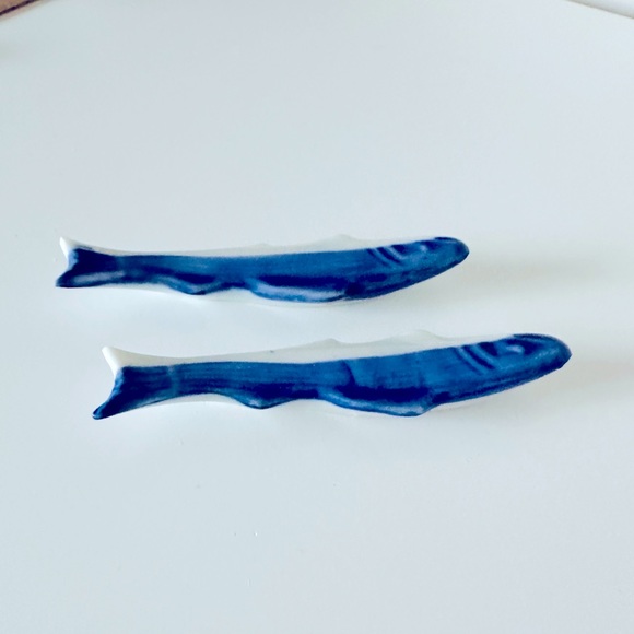 Vintage Retro Small Ceramic Blue & White Fish Chopstick Rest 3.5" - Picture 2 of 6
